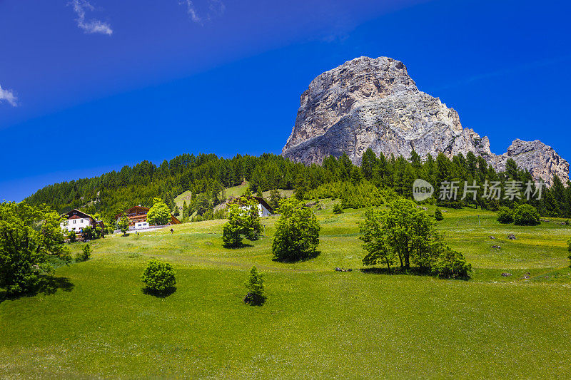 田园诗般的白云石阿尔卑斯山景观- Val Gardena，意大利